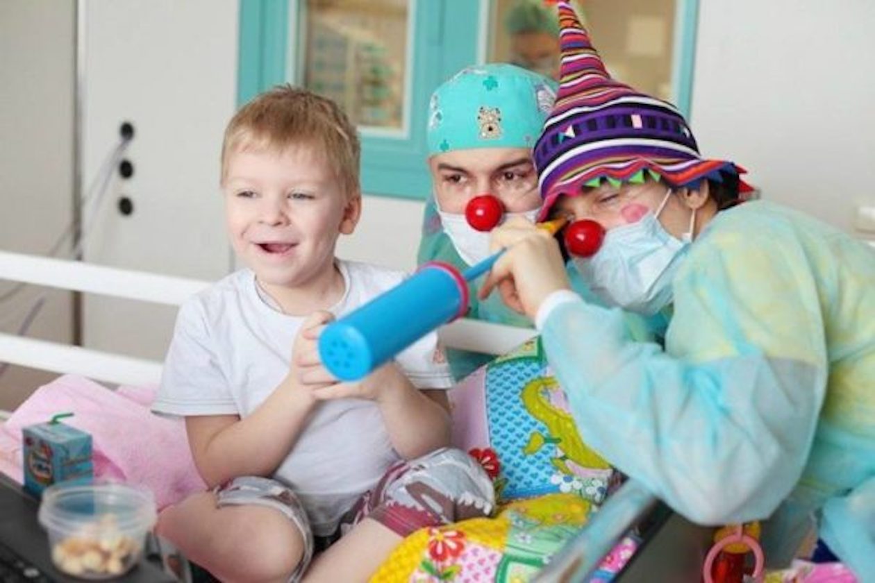 Детская больница психолог. Клоун в детской больнице. Больничный клоун. Ребенок в больнице с клоунами.